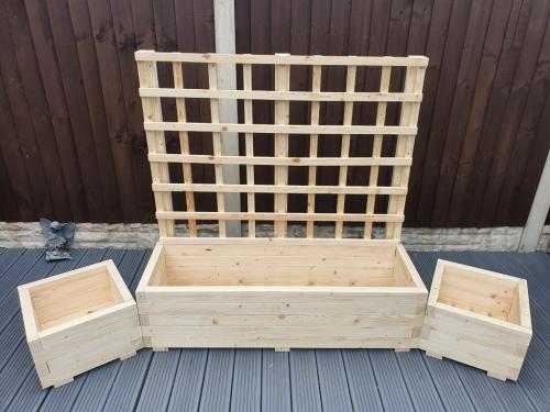 Set of 3 Planters With Trellis