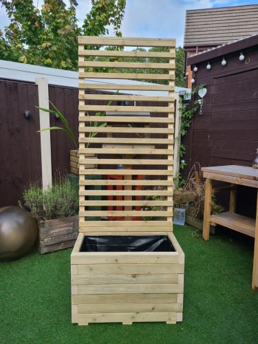 Trellis With Planter